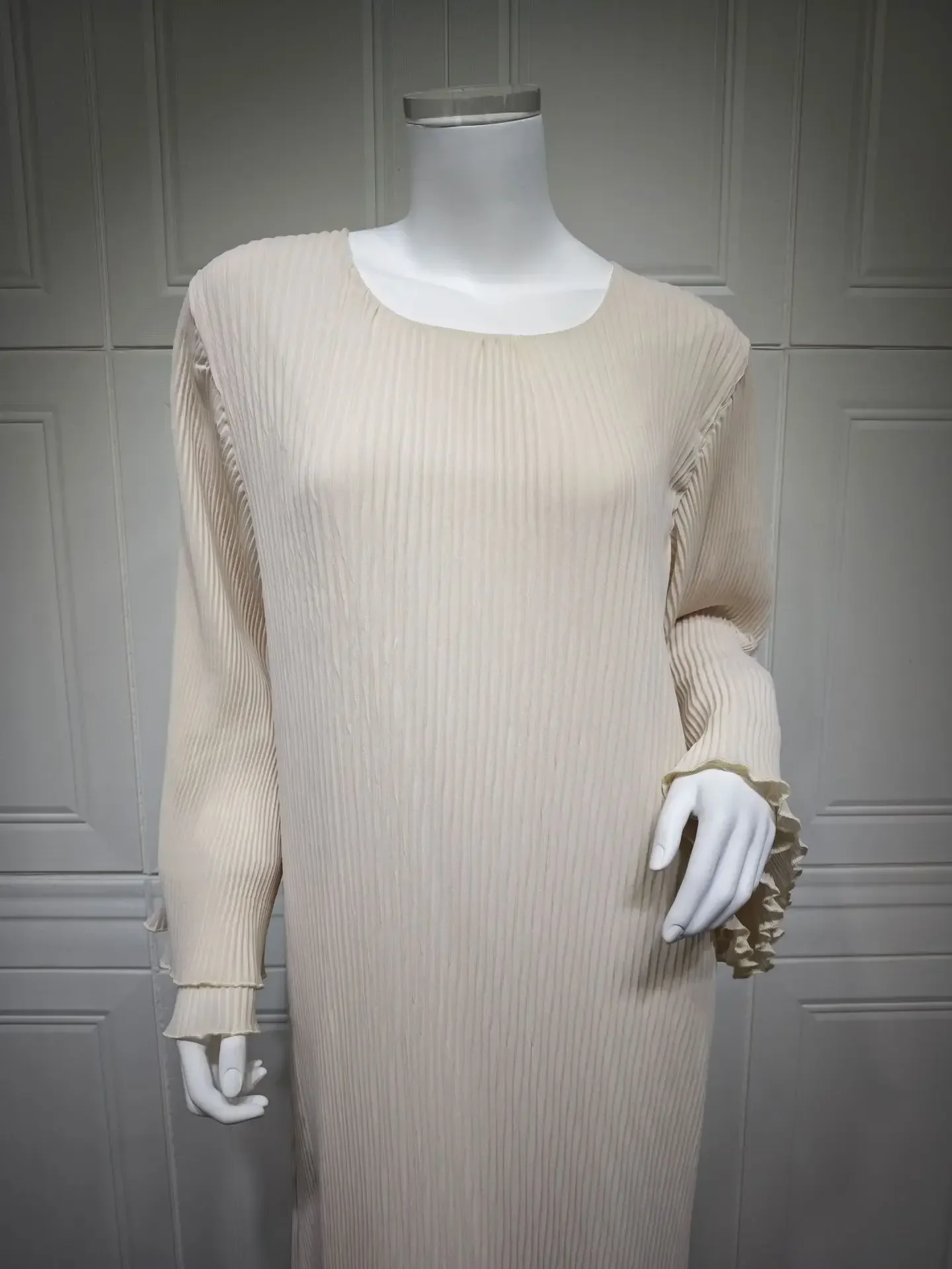 Robe Musulmane Eid à Manches Évasées – Élégance Orientale Moderne