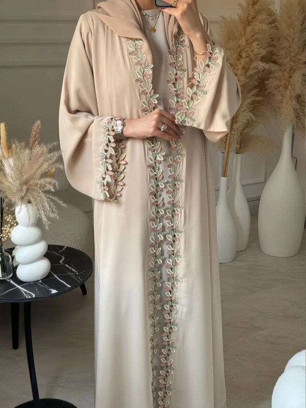 Abaya Beige Brodée Dubaï – Élégance Modeste pour Femme Musulmane – Image 2