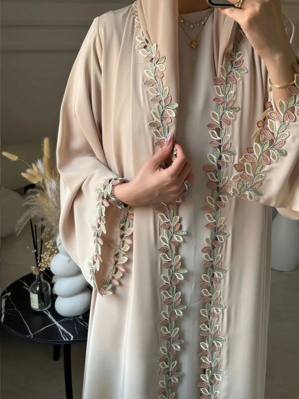 Abaya Beige Brodée Dubaï – Élégance Modeste pour Femme Musulmane – Image 3