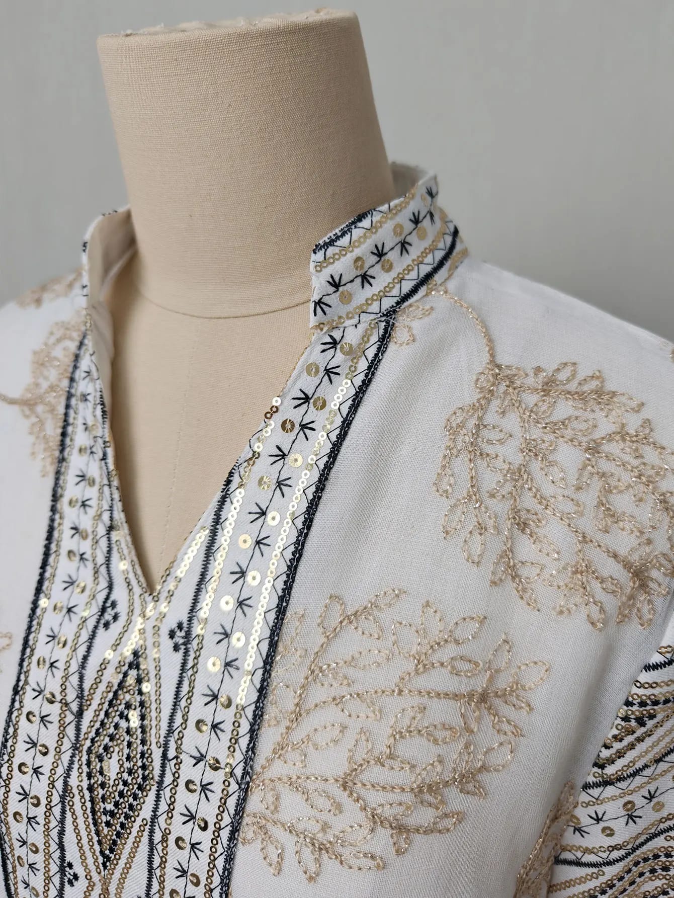 Abaya brodé avec détails dorés