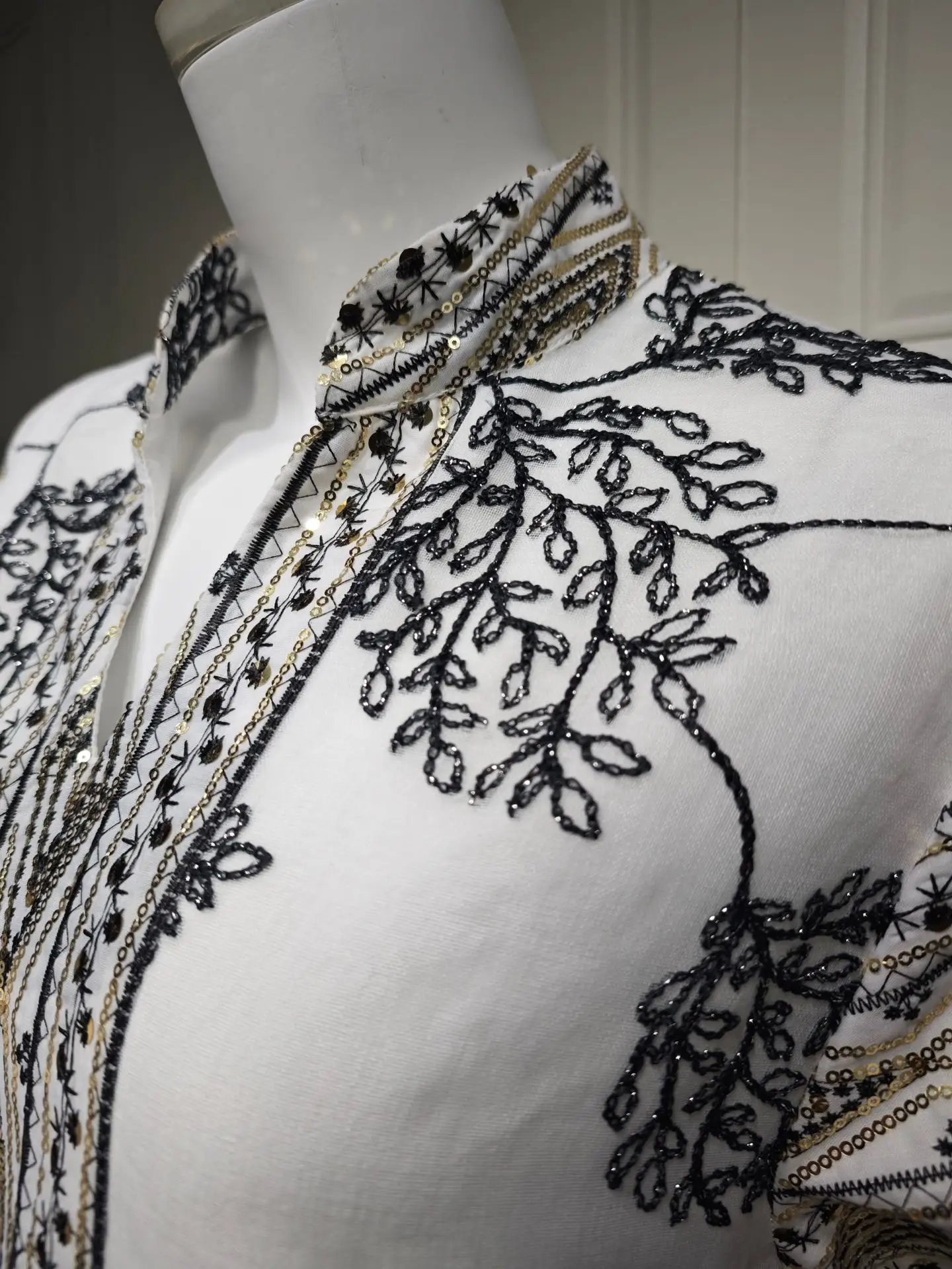 Abaya brodé avec détails dorés Abaya brodé avec détails dorés