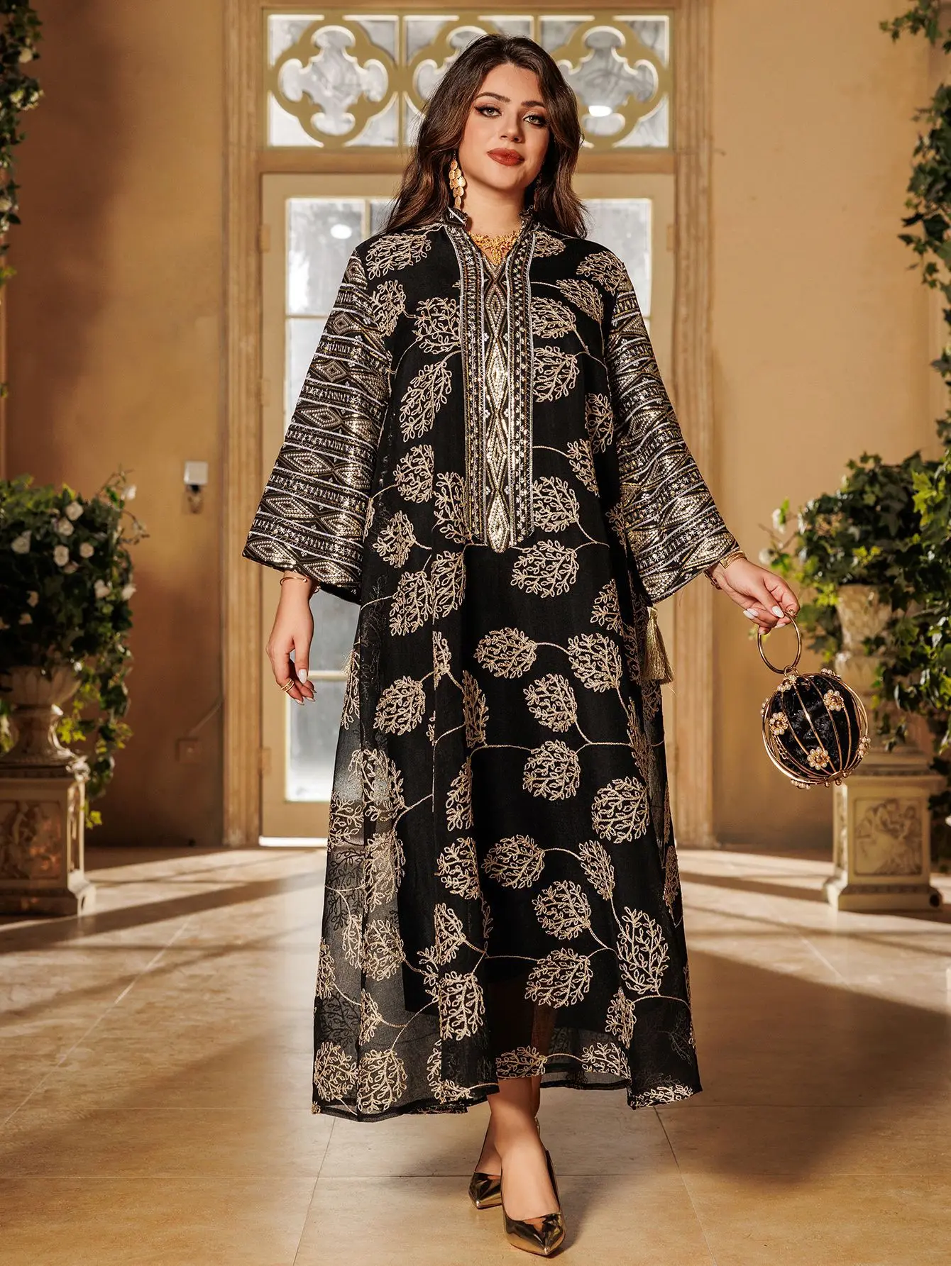 Abaya brodé avec détails dorés