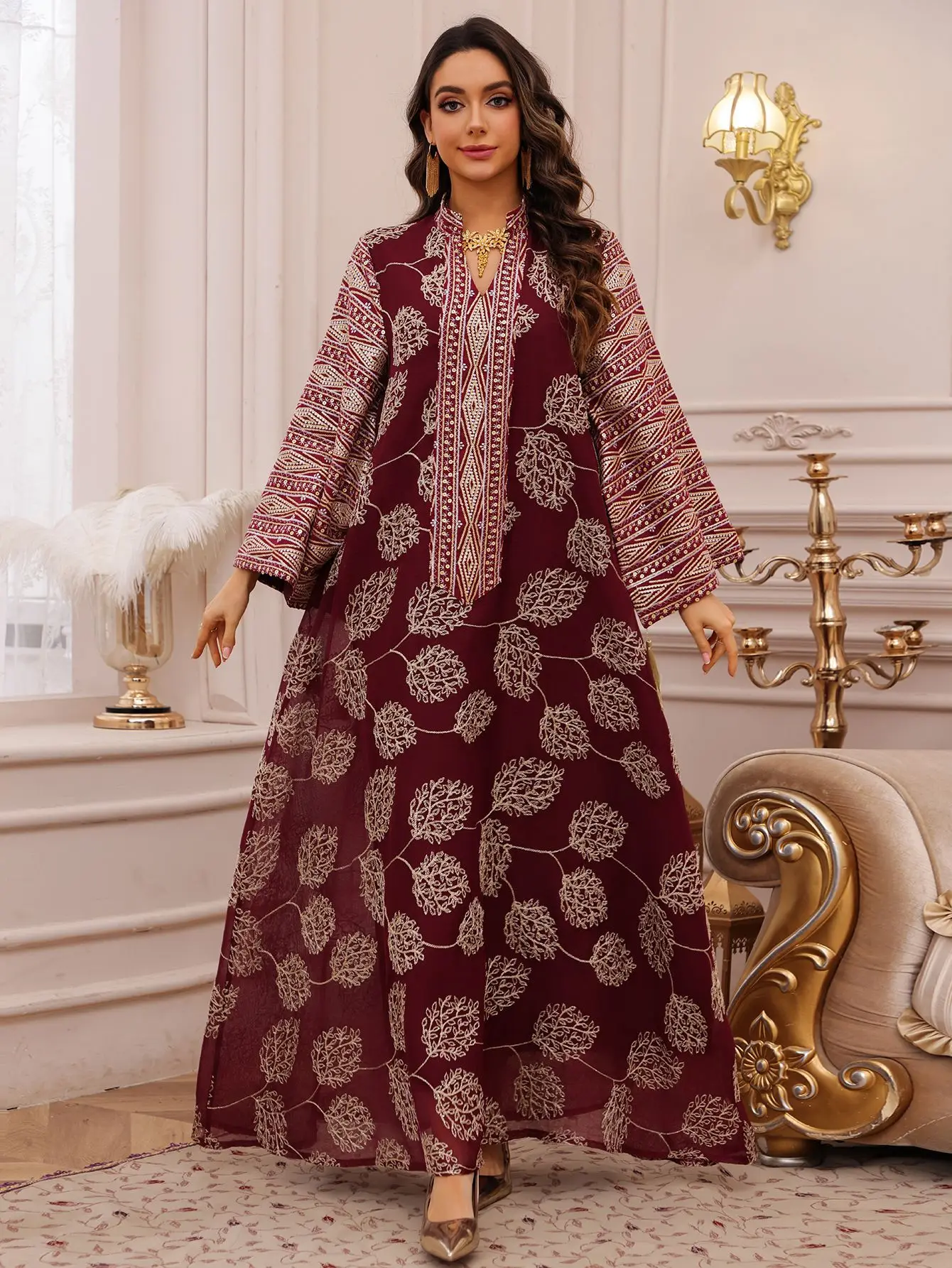 Abaya brodé avec détails dorés