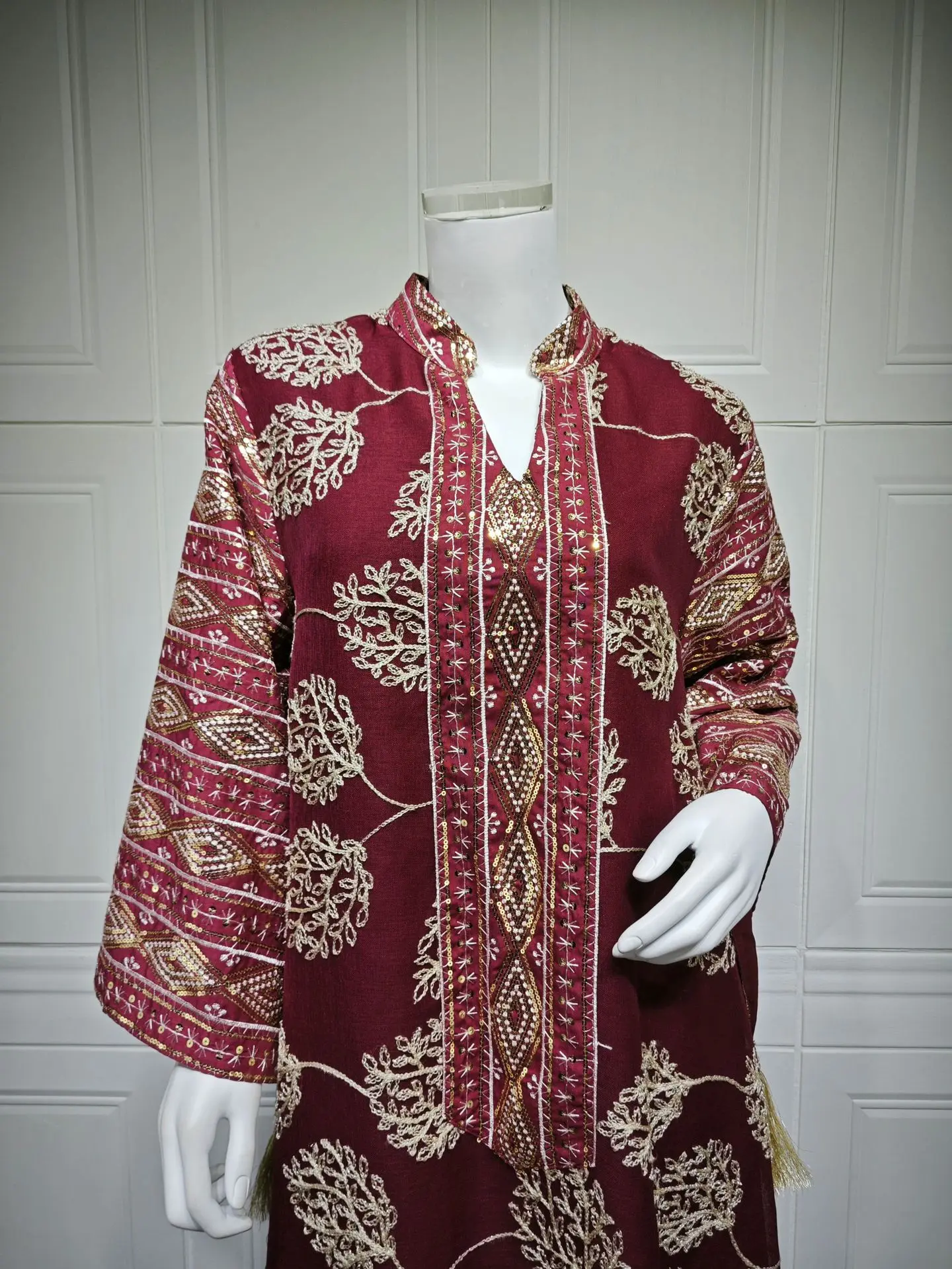 Abaya brodé avec détails dorés Abaya brodé avec détails dorés