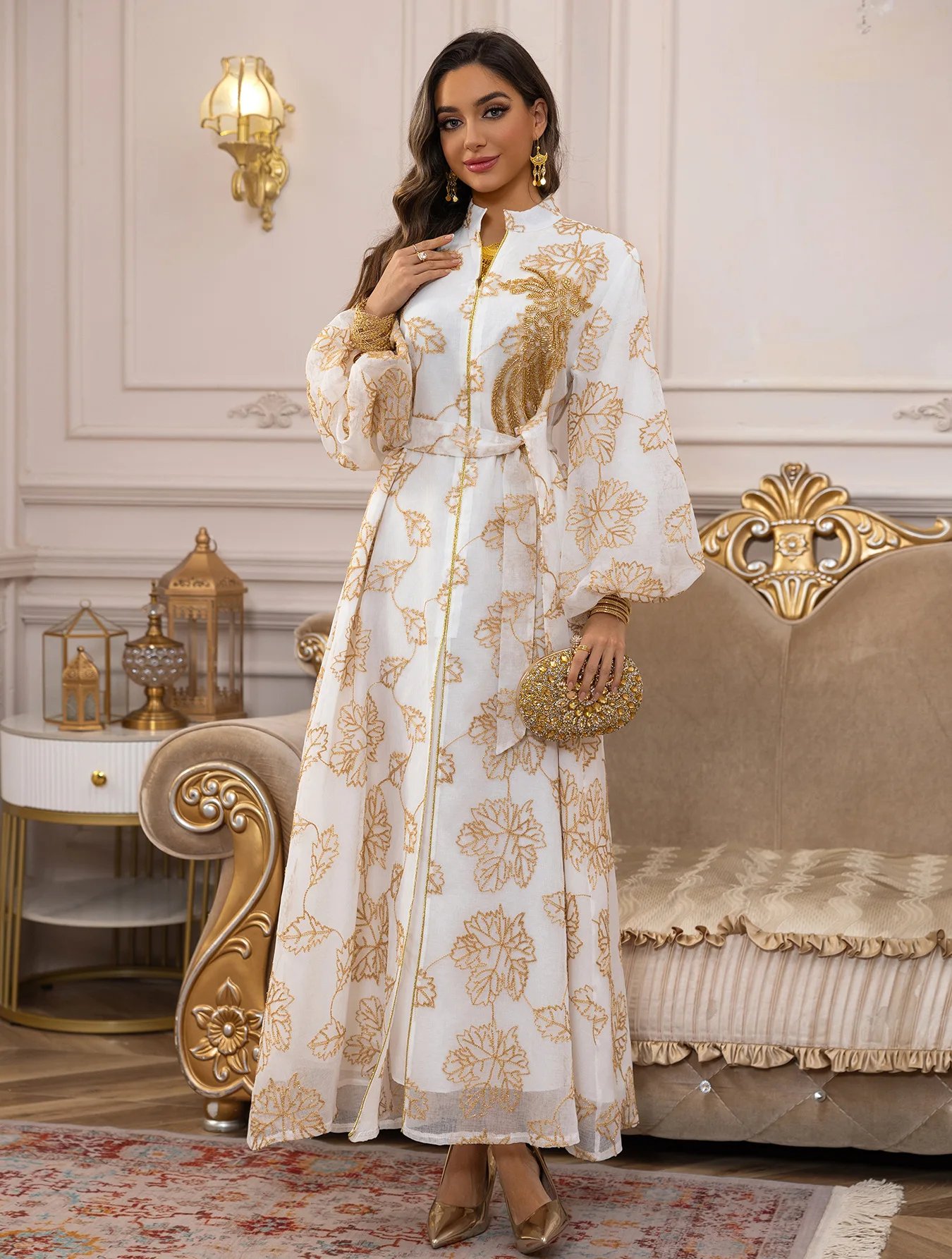 Abaya Base blanche, brodée florale dorée avec ceinture à la taille