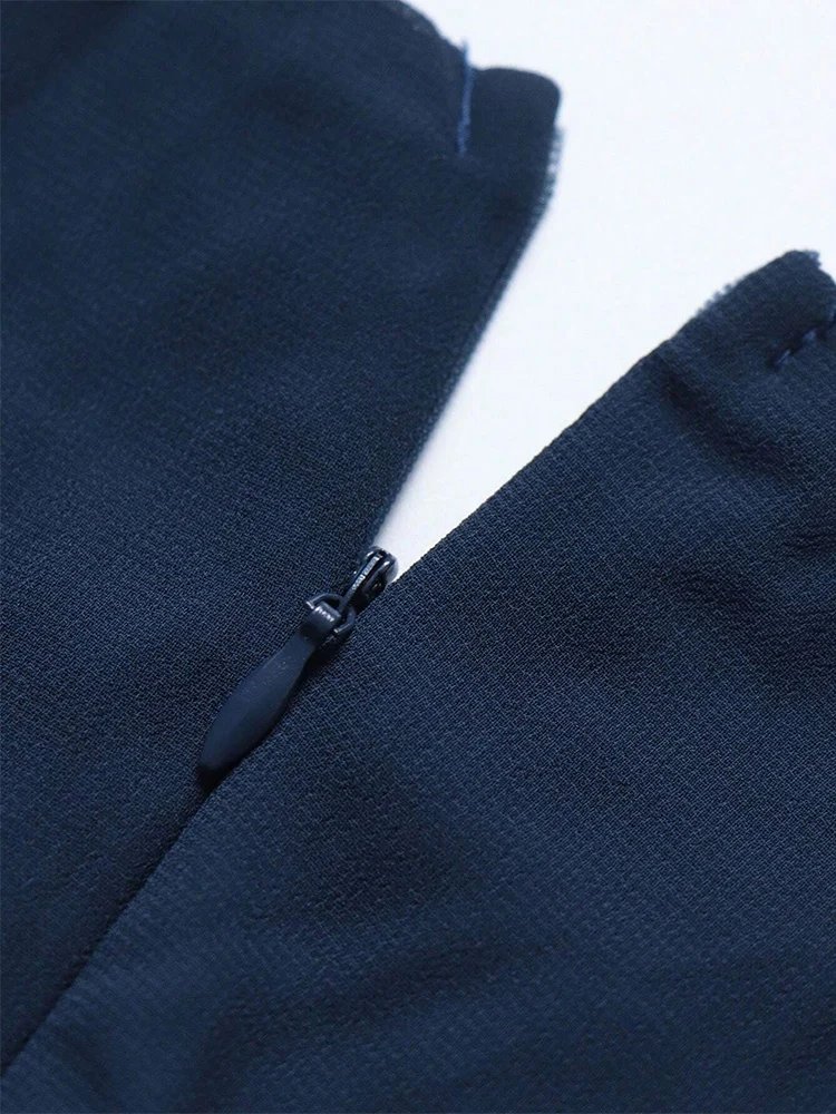 Robes monochromes à col en V,, ceinture ornée Robes monochromes à col en V,, ceinture ornée