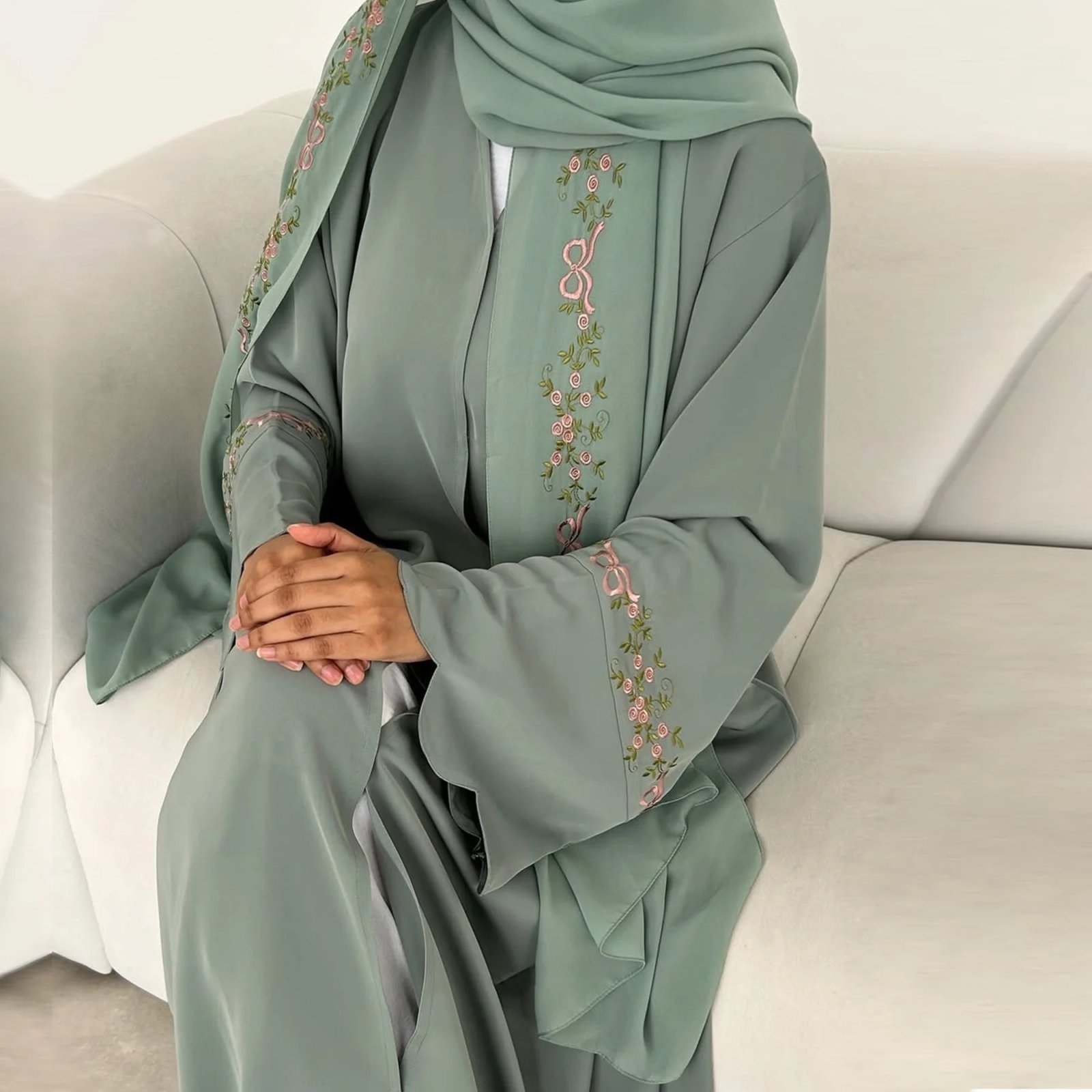 Abaya Hijab Luxueuse Brodée Fleurie – Style Dubaï Élégant