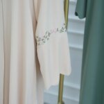 Abaya Hijab Luxueuse Brodée Fleurie – Style Dubaï Élégant – Image 15