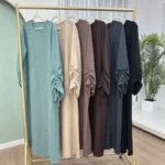 Abaya unie élégante pour femme musulmane, idéale Ramadan et Eid. Coupe ample, poignets à lacets et tissu fluide pour un style chic toute saison.