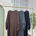 Abaya unie élégante pour femme musulmane, idéale Ramadan et Eid. Coupe ample, poignets à lacets et tissu fluide pour un style chic toute saison. – Image 11