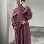Abaya unie élégante pour femme musulmane, idéale Ramadan et Eid. Coupe longue fluide, tissu confortable et opaque pour un style chic.
