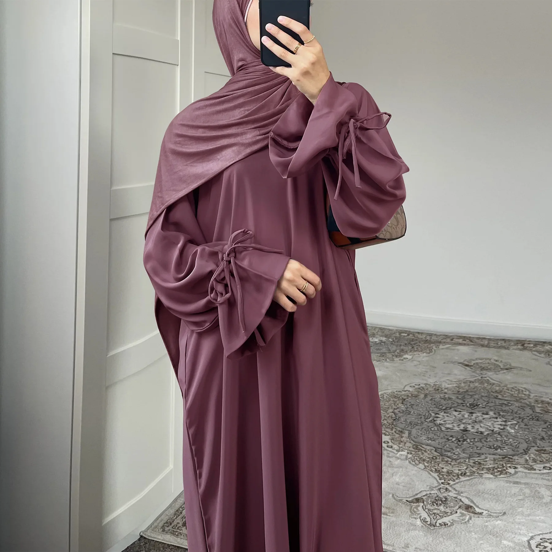 Abaya unie élégante pour femme musulmane, idéale Ramadan et Eid. Coupe longue fluide, tissu confortable et opaque pour un style chic.