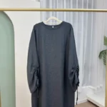 Abaya unie élégante pour femme musulmane, idéale Ramadan et Eid. Coupe ample, poignets à lacets et tissu fluide pour un style chic toute saison. – Image 9