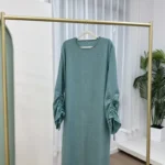 Abaya unie élégante pour femme musulmane, idéale Ramadan et Eid. Coupe ample, poignets à lacets et tissu fluide pour un style chic toute saison. – Image 3