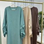 Abaya unie élégante pour femme musulmane, idéale Ramadan et Eid. Coupe ample, poignets à lacets et tissu fluide pour un style chic toute saison. – Image 2