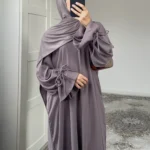 Abaya unie élégante pour femme musulmane, idéale Ramadan et Eid. Coupe longue fluide, tissu confortable et opaque pour un style chic. – Image 3