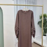 Abaya unie élégante pour femme musulmane, idéale Ramadan et Eid. Coupe ample, poignets à lacets et tissu fluide pour un style chic toute saison. – Image 6