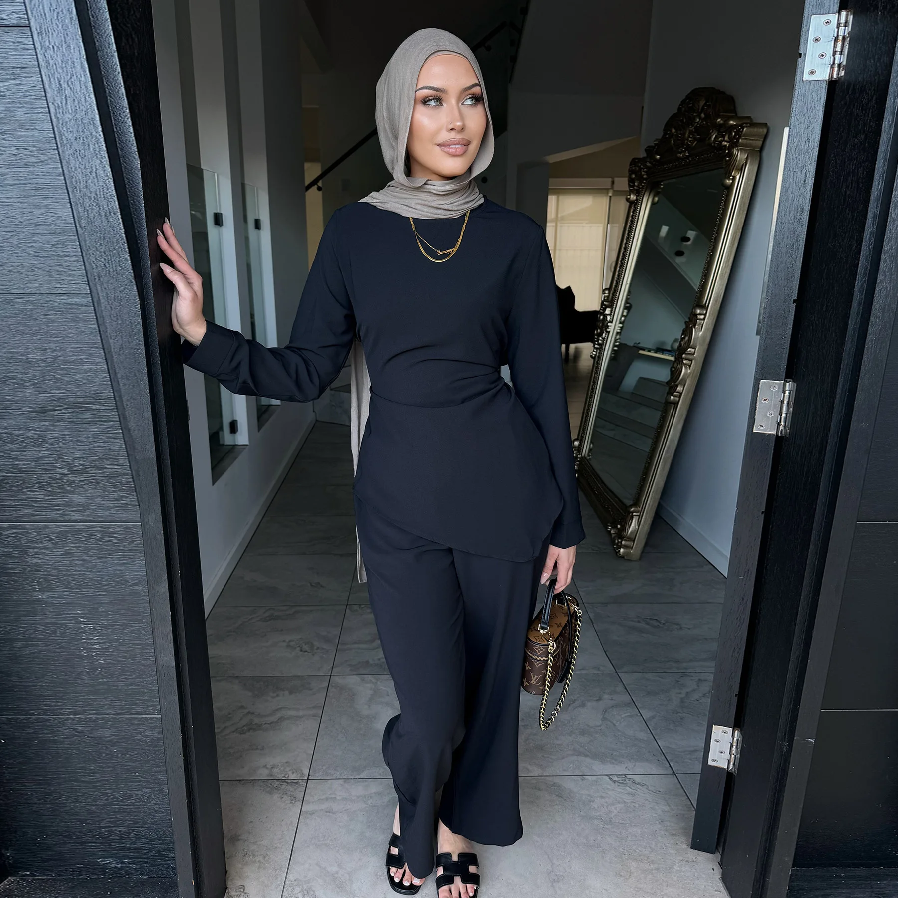 Tenue noire uniquement