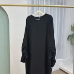 Abaya unie élégante pour femme musulmane, idéale Ramadan et Eid. Coupe ample, poignets à lacets et tissu fluide pour un style chic toute saison. – Image 10
