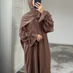 Abaya unie élégante pour femme musulmane, idéale Ramadan et Eid. Coupe longue fluide, tissu confortable et opaque pour un style chic. – Image 4