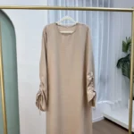 Abaya unie élégante pour femme musulmane, idéale Ramadan et Eid. Coupe ample, poignets à lacets et tissu fluide pour un style chic toute saison. – Image 4