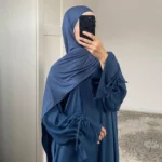 Abaya unie élégante pour femme musulmane, idéale Ramadan et Eid. Coupe longue fluide, tissu confortable et opaque pour un style chic. – Image 2