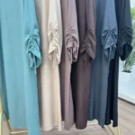 Abaya unie élégante pour femme musulmane, idéale Ramadan et Eid. Coupe ample, poignets à lacets et tissu fluide pour un style chic toute saison. – Image 5