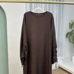 Abaya unie élégante pour femme musulmane, idéale Ramadan et Eid. Coupe ample, poignets à lacets et tissu fluide pour un style chic toute saison. – Image 8