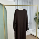 Abaya unie élégante pour femme musulmane, idéale Ramadan et Eid. Coupe ample, poignets à lacets et tissu fluide pour un style chic toute saison. – Image 7