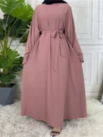 Abaya caftan légère et élégante pour femme musulmane. Tissu fluide, confort optimal et style raffiné pour un quotidien modeste et agréable en été. – Image 8