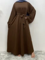 Abaya caftan légère et élégante pour femme musulmane. Tissu fluide, confort optimal et style raffiné pour un quotidien modeste et agréable en été. – Image 9