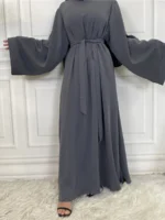 Abaya caftan légère et élégante pour femme musulmane. Tissu fluide, confort optimal et style raffiné pour un quotidien modeste et agréable en été. – Image 3