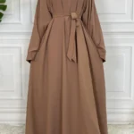 Abaya caftan légère et élégante pour femme musulmane. Tissu fluide, confort optimal et style raffiné pour un quotidien modeste et agréable en été.