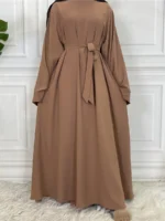 Abaya caftan légère et élégante pour femme musulmane. Tissu fluide, confort optimal et style raffiné pour un quotidien modeste et agréable en été.