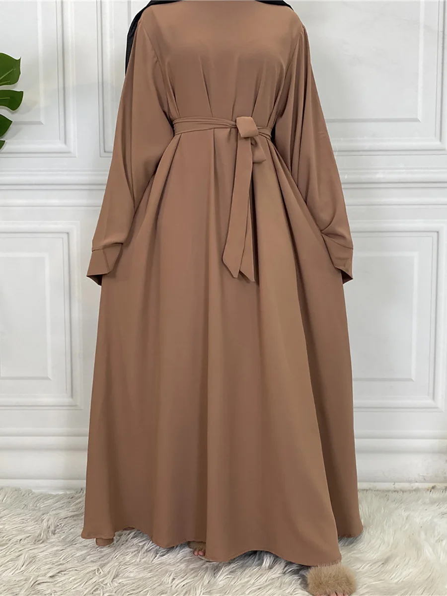 Abaya caftan légère et élégante pour femme musulmane. Tissu fluide, confort optimal et style raffiné pour un quotidien modeste et agréable en été.