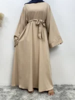 Abaya caftan légère et élégante pour femme musulmane. Tissu fluide, confort optimal et style raffiné pour un quotidien modeste et agréable en été. – Image 11