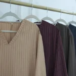 Abaya rayée col V fluide élégante pour femme pudique – Image 3