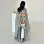 Abaya satin luxe avec hijab style jilbab femme musulmane élégance pudeur – Image 2
