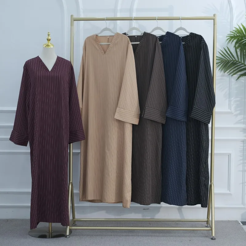 Abaya rayée col V fluide élégante pour femme pudique