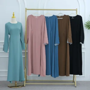 Abaya raffinée avec dentelle et ceinture élégante