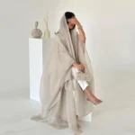 Abaya satin luxe avec hijab style jilbab femme musulmane élégance pudeur – Image 3