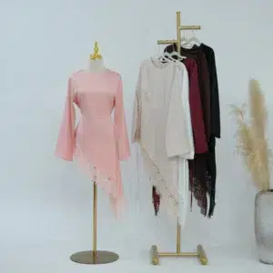 Ensemble abaya d’été en dentelle pour femme musulmane – élégance, pudeur et luxe léger avec hijab et jilbab pour un confort raffiné